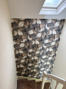Photo de galerie - Pose d’un papier peint à raccord dans une cage d’escalier
