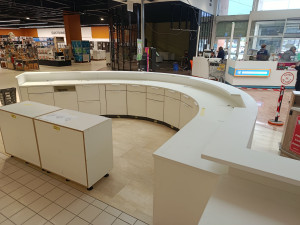 Photo de galerie - Pose de meubles pour banque d'accueil 
