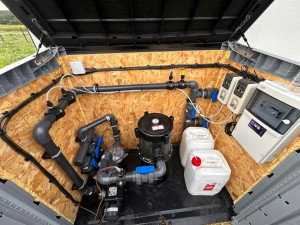 Photo de galerie - Automatisation traitement chlore liquide et régulation ph sur piscine coque polyester 