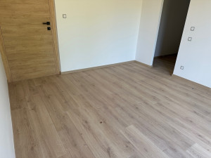 Photo de galerie - Parquet flottant posé avec soin Besoin d’un nouveau sol pour relooker une pièce ? Je pose votre parquet flottant avec précision et finitions propres ( plinthes, seuils ) .