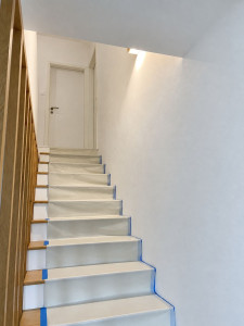 Photo de galerie - Protection complète de l’escalier avant intervention : marches et zones de passage soigneusement protégées.