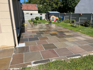 Photo de galerie - Création et pose de terrasse en pierre multicolore 