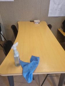 Photo de galerie - Nettoyage d’une salle et des bureaux : préparation de la salle, nettoyage du sol et des surfaces pour garantir un espace propre et hygiénique. Travail réalisé avec sérieux par BRK MULTI SERVICES.

