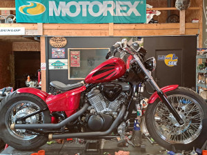 Photo de galerie - Réalisation d'un peinture complète éléments de Moto Rouge Candy et déco noire 