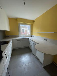 Photo de galerie - Renovation d’une cuisine avec pose de toile de rénovation lisse et application de peinture 