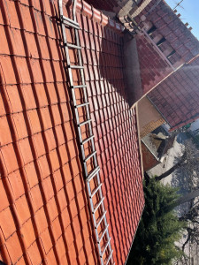 Photo de galerie - Entretien et rénovation de toiture avec traitement de tuiles garantie 10 ans