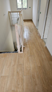 Photo de galerie - Pose carrelage imitation parquet 