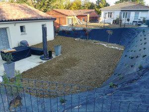 Photo de galerie - Pose de bâche sur le talus, choix et plantation des végétaux, préparation de sol, engazonnement 