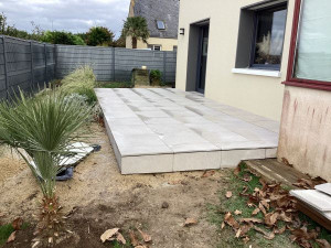 Photo de galerie - Terrasse en grès cérame 60x60 sur plots 1/2