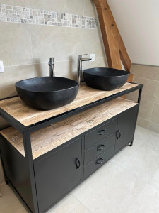 Photo de galerie - Installation de deux doubles vasques et robinetteries sur meuble style industriel 