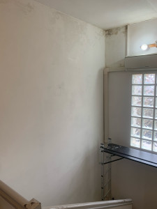 Photo de galerie - Pose de fibre de verre dans les escaliers 