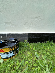 Photo de galerie - Application d’une peinture sika pour étanchéité