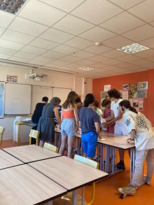 Photo de galerie - La mise en plié avec mes élèves de 3ème dès lettres en espagnol qu ils ont écrits au  Président Maduro pour demander la libération d un prisonnier d’opinion au Venezuela! 