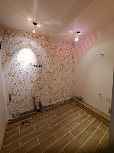 Photo de galerie - Enduisage des murs pour réaliser une belle rénovation et application de deux couches de laques pour mur Flamant teinte Ballerine et pose d'un papier peint