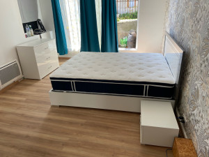 Photo de galerie - Montage de lit, commode et table de chevet. 