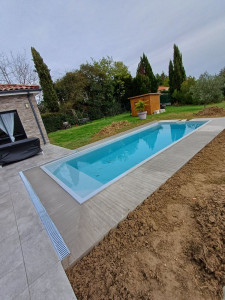 Photo de galerie - Pose caniveau et joint dilatation + réalisation plage de piscine en béton armé