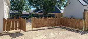 Photo de galerie - Pose d’une barrière en bois avec portillon, réalisée pour sécuriser et délimiter l’accès tout en conservant un aspect naturel et esthétique.
