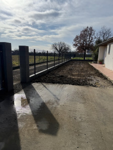 Photo de galerie - Réalisation d’une clôture en parpaings + pose de grillage rigide + création de poteaux portillon 