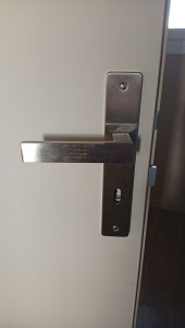 Photo de galerie - Installation poignée porte 