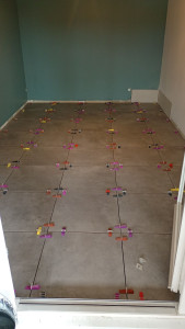 Photo de galerie - Pose d'un carrelage 60x60 pour transformer un garage en espace bureau 