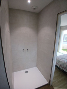 Photo de galerie - SDB entièrement rénové, 100x40 beige imitation pierre naturelle au mur et 120x20 au sol avec des joints ton sur ton