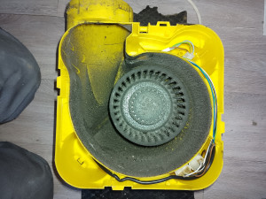 Photo de galerie - Nettoyage de VMC 

Coupure de l’alimentation électrique

Ouverture du caisson

Nettoyage de la turbine et des parois (poussières et graisses)

Vérification des connexions électriques

Remontage et test de fonctionnement

