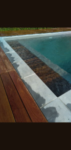 Photo de galerie - Piscine avec banquette en ipé