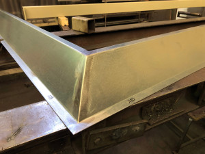 Photo de galerie - Réalisation de ventelles - Découpe de tôles à l'angle, positionnement, assemblage, soudage et finitions