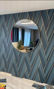 Photo de galerie - Suppression du mur en briquettes, préparation du mur (ponçage, ratissage, enduisage), peinture et pose de papier peint à motifs et miroir centré.