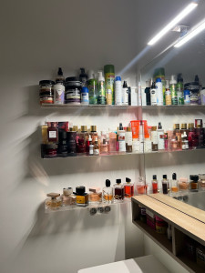 Photo de galerie - Installation étagères salle de bain 