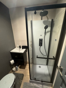 Photo de galerie - Pose d’une cabine de douche avec un meuble lave main suspendu 