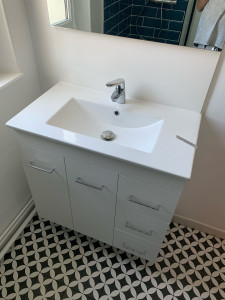 Photo de galerie - Pose d’un meuble vasque 