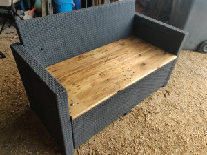 Photo de galerie - Rénovation banquette jardin, assise trouée.