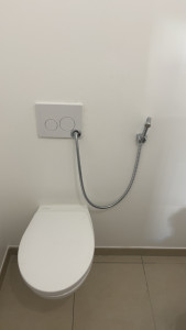 Photo de galerie - Installation douchette wc suspendu 