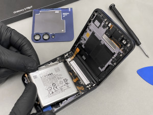 Photo de galerie - Remplacement batterie Samsung zflip7
