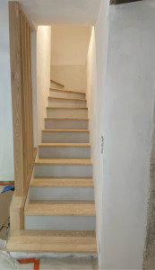 Photo de galerie - Habillage d’un escalier ancien en frêne massif et claustra de séparation 