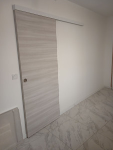 Photo de galerie - Posé d’une porte coulissante suspendu...