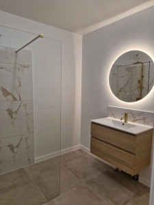 Photo de galerie - Renovation complete sol et mur .
montage meuble Salle de Bain