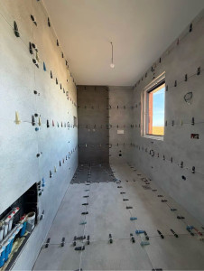 Photo de galerie -  Pose de carrelage au sol et aux murs  Carrelage de salle de bain et de cuisine  Pose de faïence et de crédence  Rénovation et remplacement de carrelage  Pose de parquet stratifié et flottant  Joints et finitions soignées
