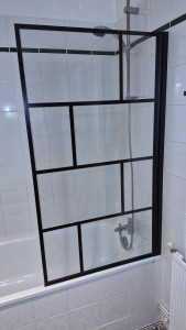 Photo de galerie - Pose d'un pare douche et d'une barre de douche. 