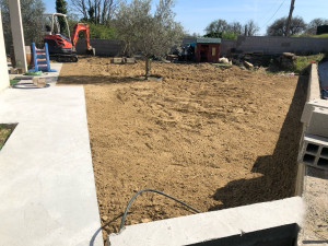 Photo de galerie - Réalisation terrassement, arrosage automatique avec une gestion raisonnée de l’eau et réalisation d’un gazon semé