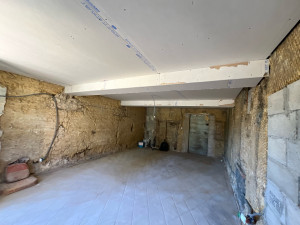 Photo de galerie - Réalisation d’un plafond en ba 13 sur ossature métallique fourrure . Caisson en ba 13 pour cacher poutre en bois . 