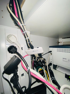 Photo de galerie - Optimisation du flux d'air et cable management après intervention.j'interviens partout, même sous le bureau, pour un câblage invisible et impeccable.