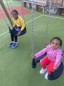 Photo de galerie - Mes 2 petites sœur (au parc )