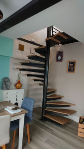 Photo de galerie - Pose d'un escalier colimaçon 