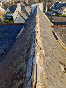 Photo de galerie - Enlèvement des anciennes tuiles faitieres sur sa longueur avec decimentation