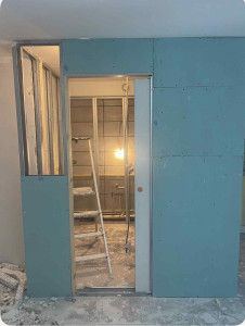 Photo de galerie - Se sont les début de travaux pour fermer une pièce avec un mur en placo