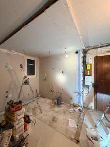 Photo de galerie - Preparation mur avec placo ba13 et isolation laine de verre + électricité et plomberie 