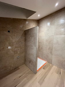 Photo de galerie - Pose de faïence  imitation travertin dans une salle de bain et grand et petit format 