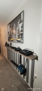 Photo de galerie - Rénovation d'un ancien mur dans un atelier avec pose rayons et porte outils/chargeurs